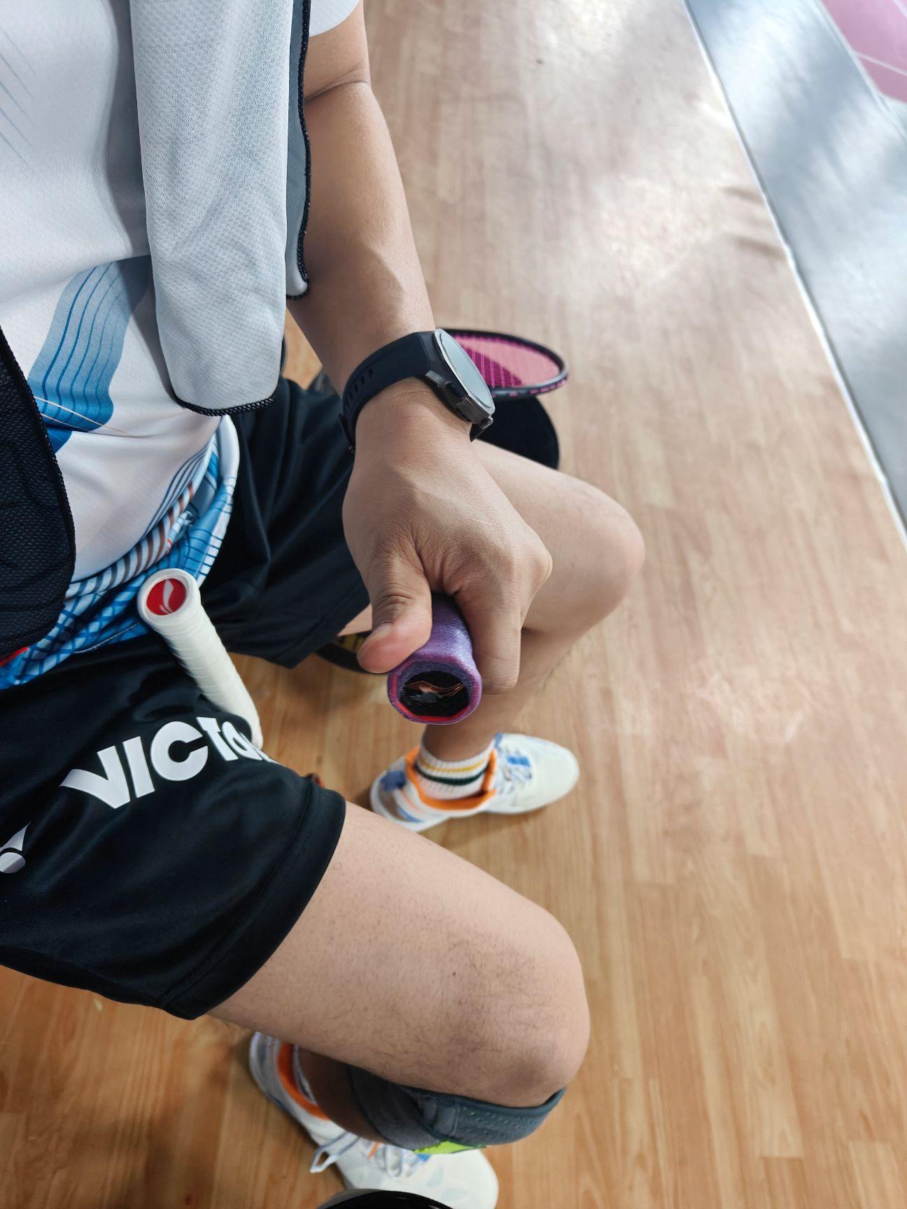 羽球人：你们的球搭子给你们缠手胶吗！