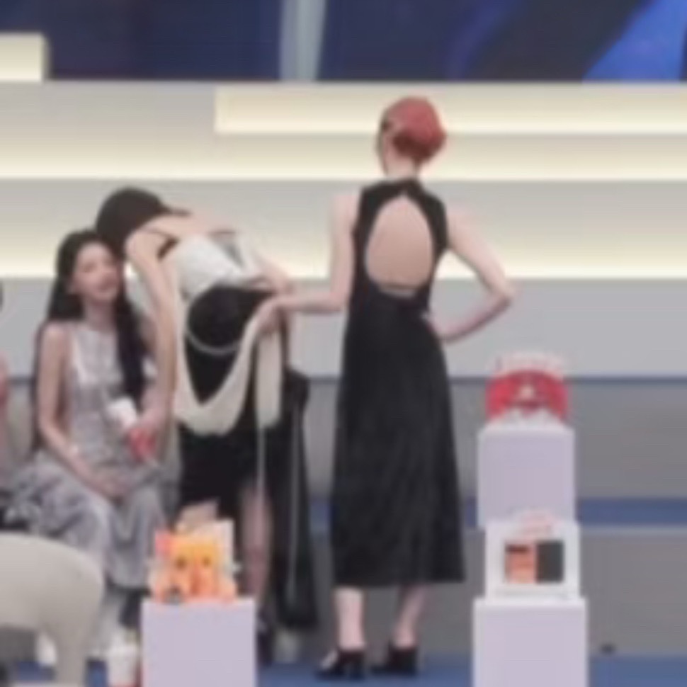 黄灿灿给曾沛慈提裙子像拿了两把挂面🍜黄灿灿给曾沛慈提裙子像拿了两把挂面黄灿灿就