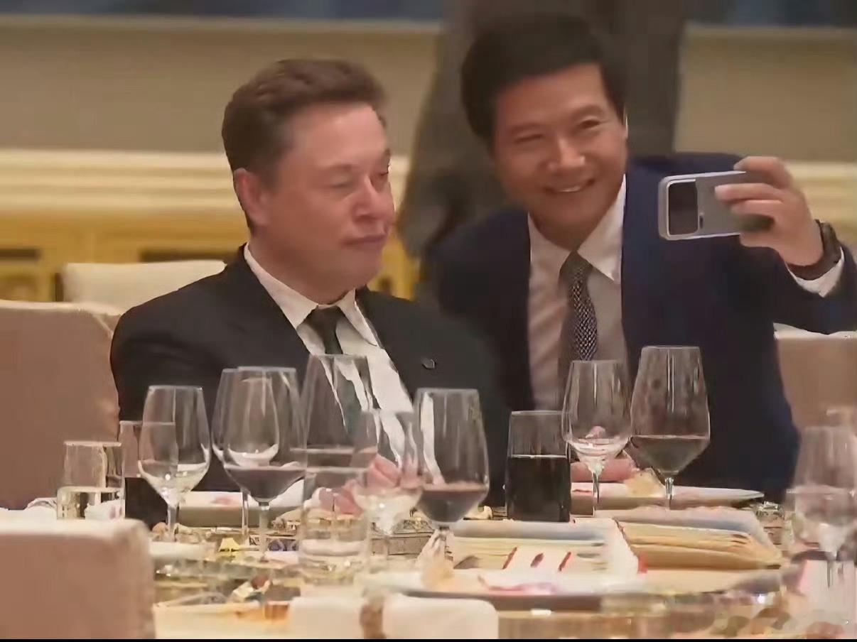雷军马斯克合影这怎么叫卑微了？！谁见到自己的偶像不是这样？！雷总在小米汽车发布会