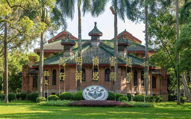 558 分上中山大学，我看完沉默了。不是沉默于分数有多低，是沉默于评论区里那堆喊