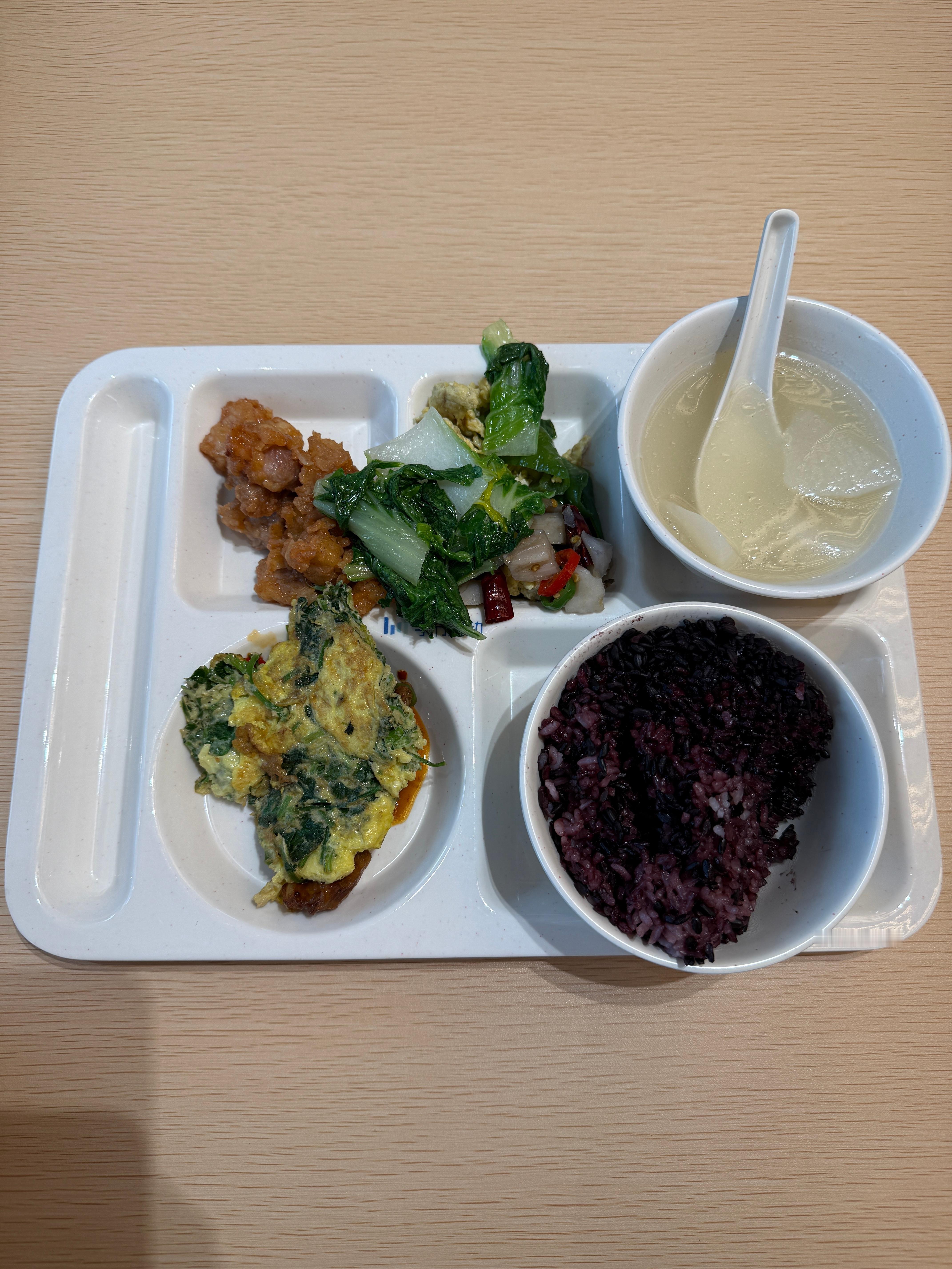 可惜了我最后一顿打的不多 我应该多吃点再走的 个别档口的伙食还不错，但有一些根本