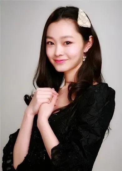 宋轶是一位中国女演员，她的演艺生涯充满了挑战和机遇，从出演《红楼梦》中的袭人，到