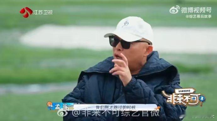 #何广智给孟非当手语翻译# 哇哦，何广智这手语翻译当得有模有样呢，给孟非“助力”