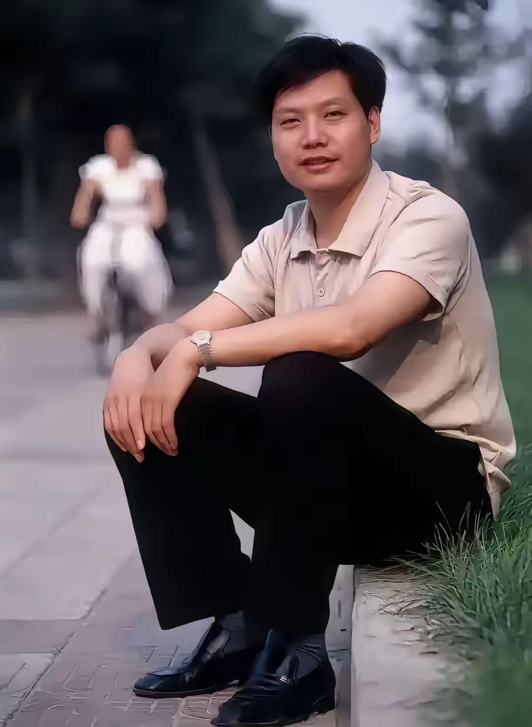 年轻时的雷军，满脸的胶原蛋白，他26岁已经当经理了，实在厉害了 ，这照片很有年代
