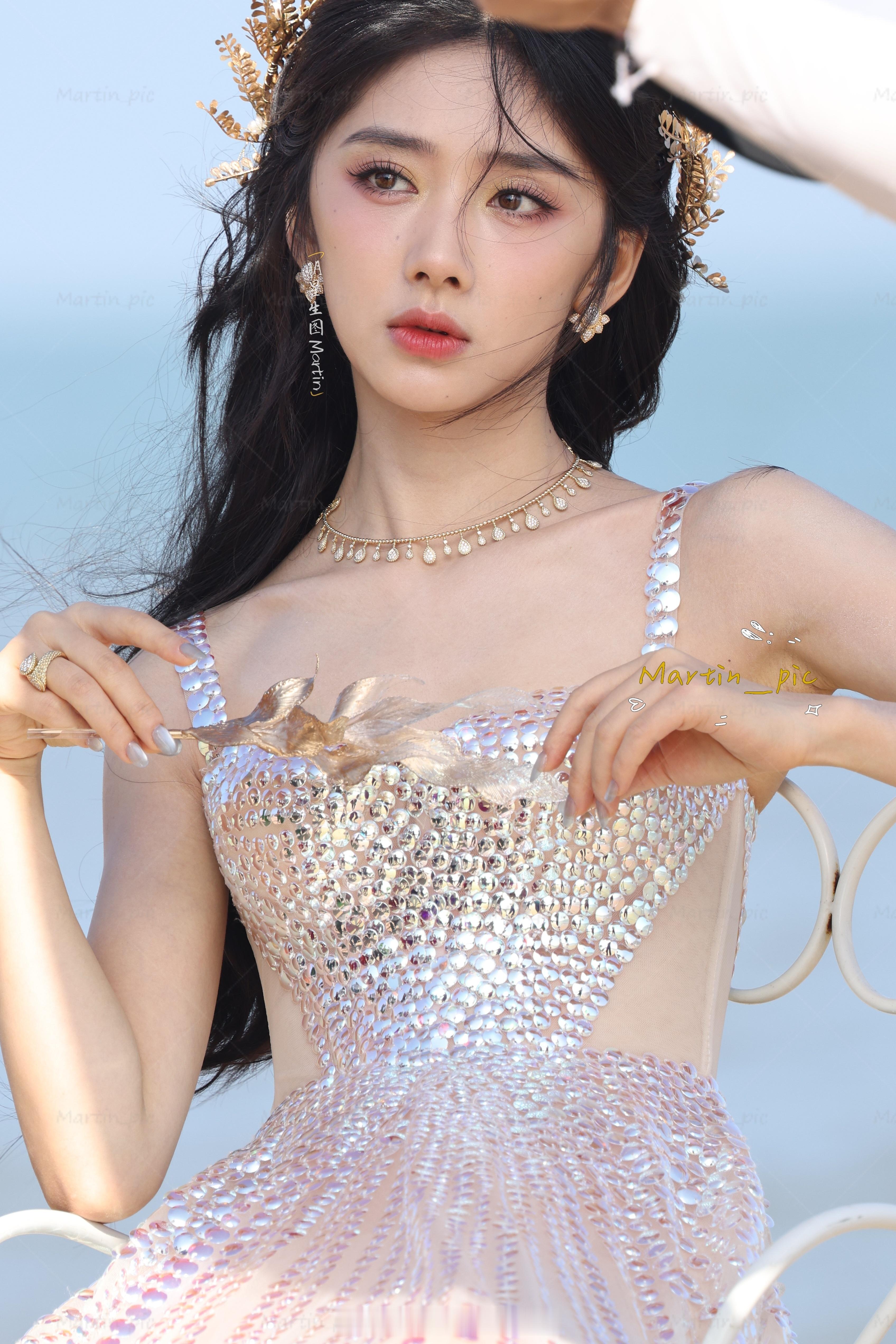 王影璐星光大赏外拍生图 星光大赏外拍生图中的王影璐太绝了！粉色盔甲裙又美又飒，月