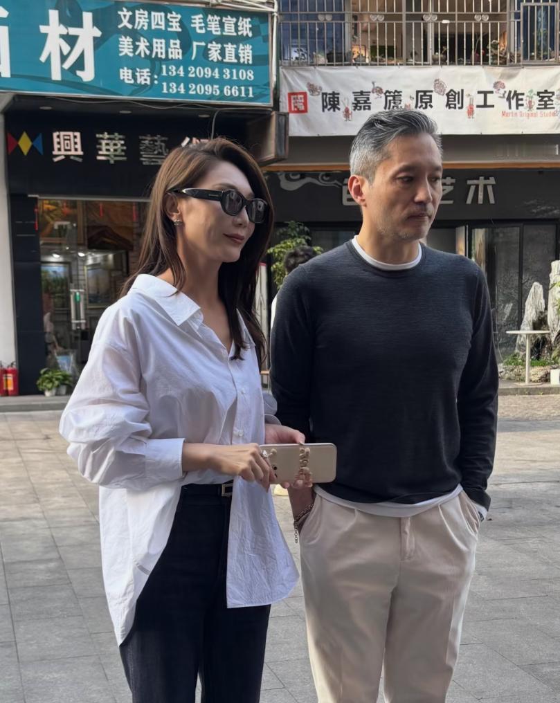 礼礼Joe被偶遇！真情侣就是大大方方，礼礼看着比综艺里的气质还要出挑，身材样貌都