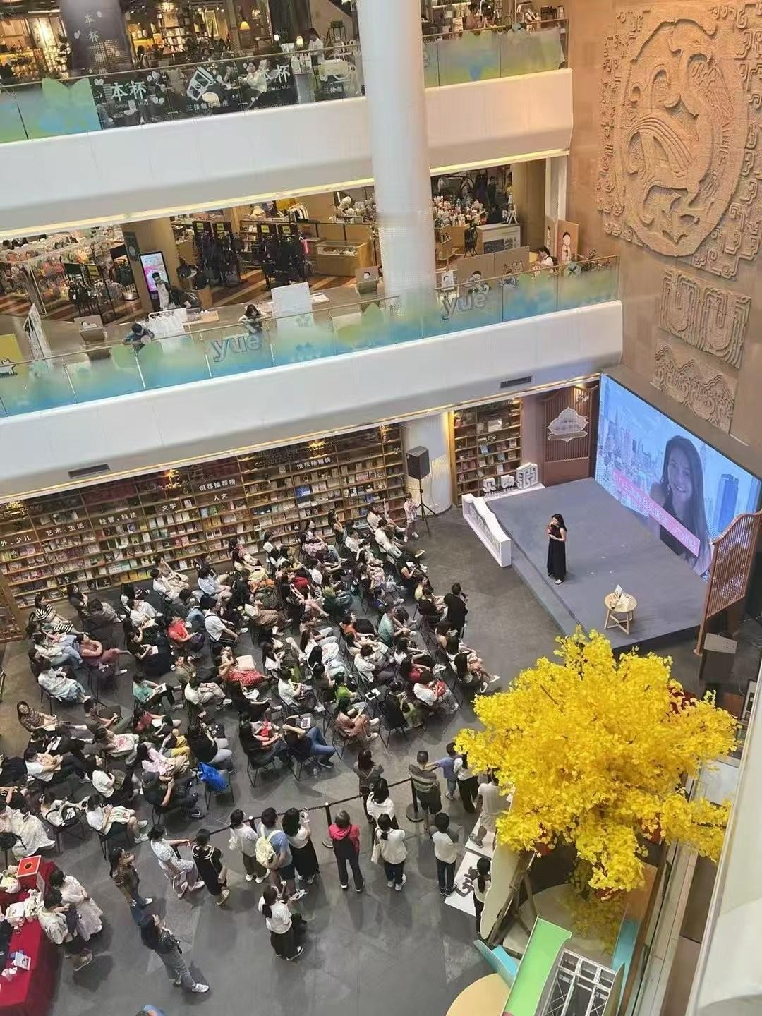 广州南国书香节线下活动于广交会展馆B区（海珠区阅江中路380号）盛大启幕，搭乘地
