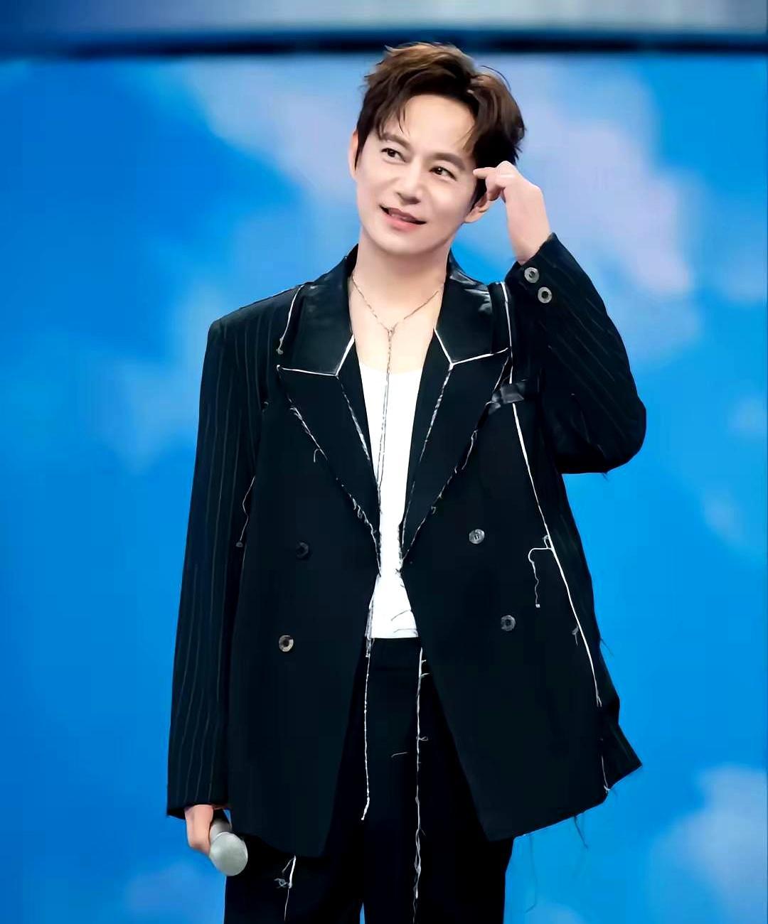 51岁的何炅，至今无妻无子。
 
台上他是八面玲珑的常青树，台下陪伴他的只有保姆