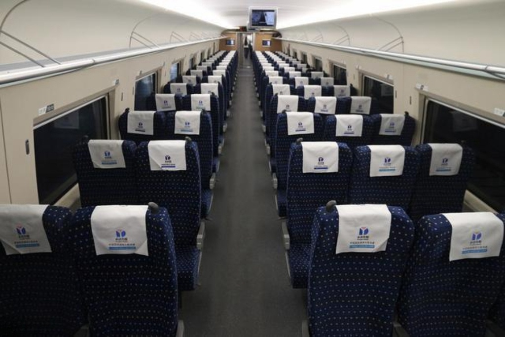 高铁B座宽一些坐了这么多年高铁，还真不知道B座竟然会宽一些。不过想了想自己也很少