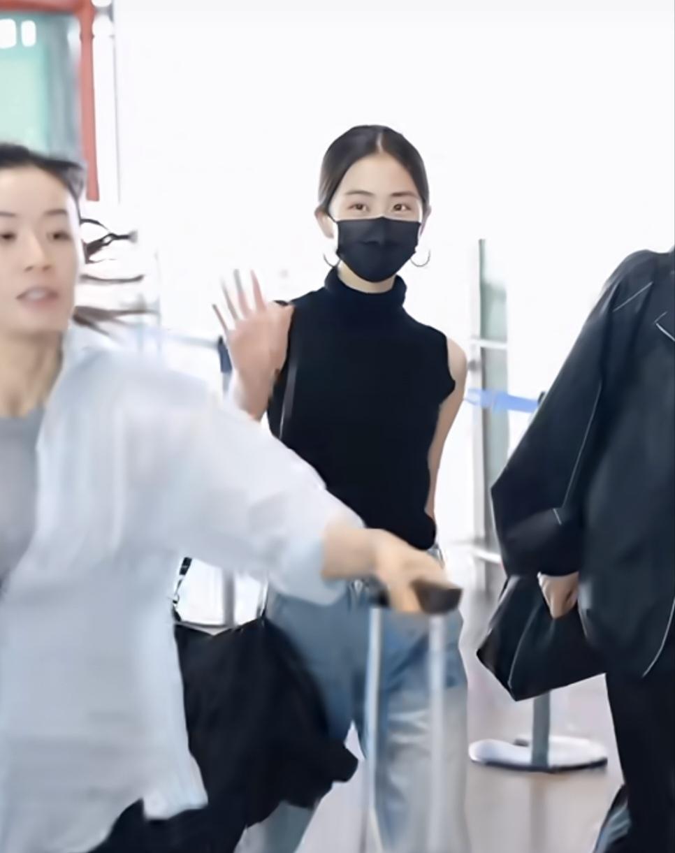 黄磊孙莉的大女儿黄多多放暑假回国了，
机场穿黑色高领背心配牛仔裤，
简约又高级！