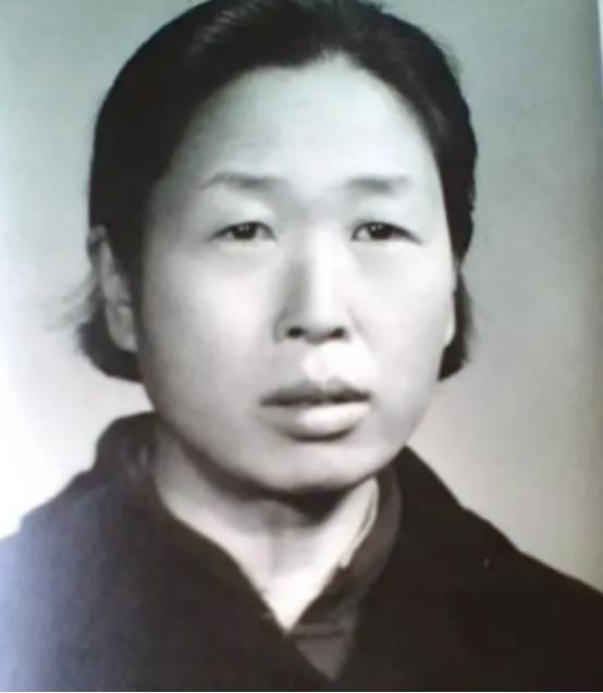 她曾担任原中组部副部长，阻碍平反工作，1977年中央免去职务，被调回：北京二七机