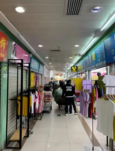 为什么偏偏在中国，网购能把实体门店压得几乎抬不起头？我感觉原因其实并不复杂：同样