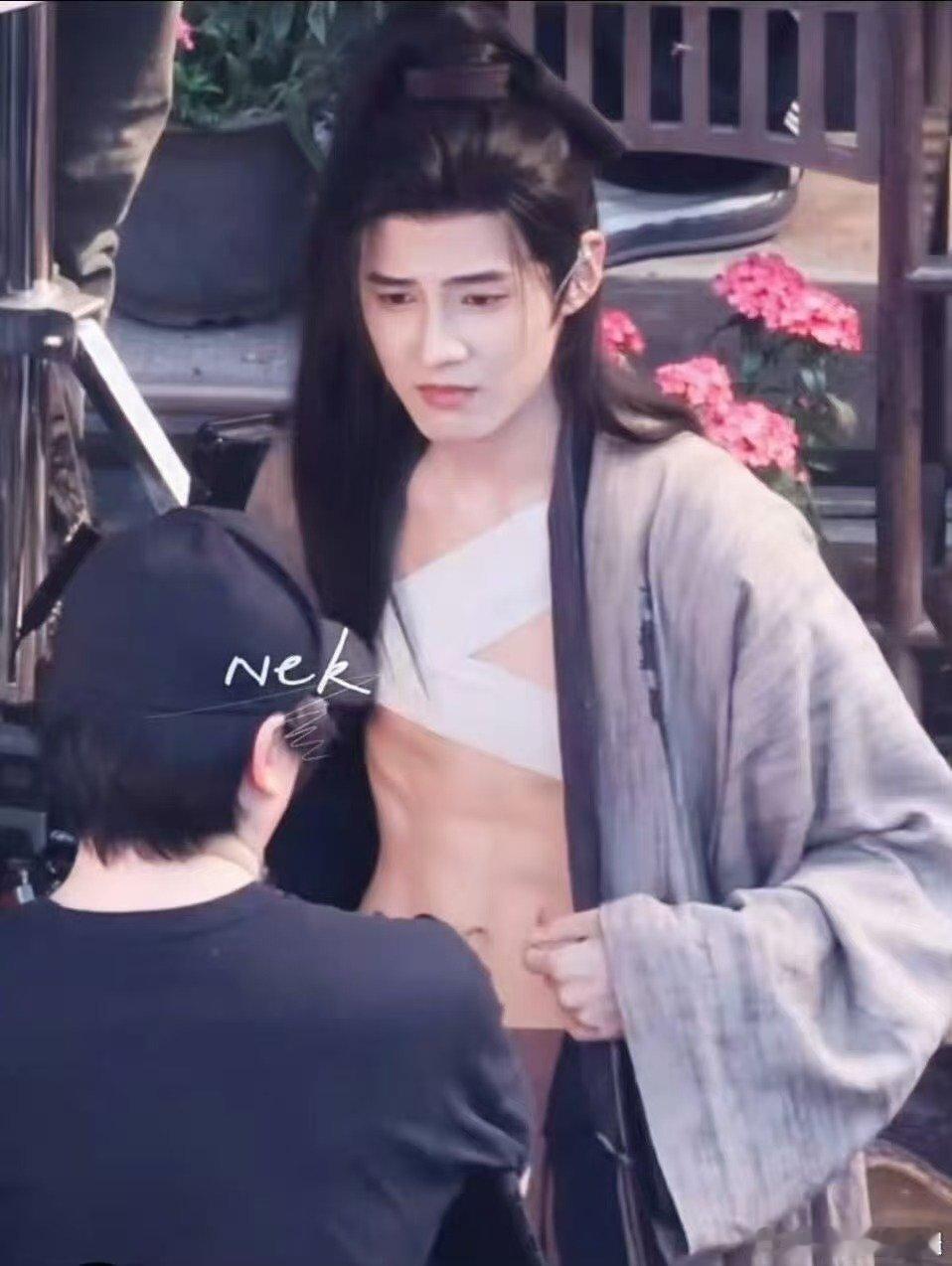 古子成薄肌被粉丝盯上了古子成薄肌被粉丝盯上了 25岁愿望许一个腹肌自由不过分吧，