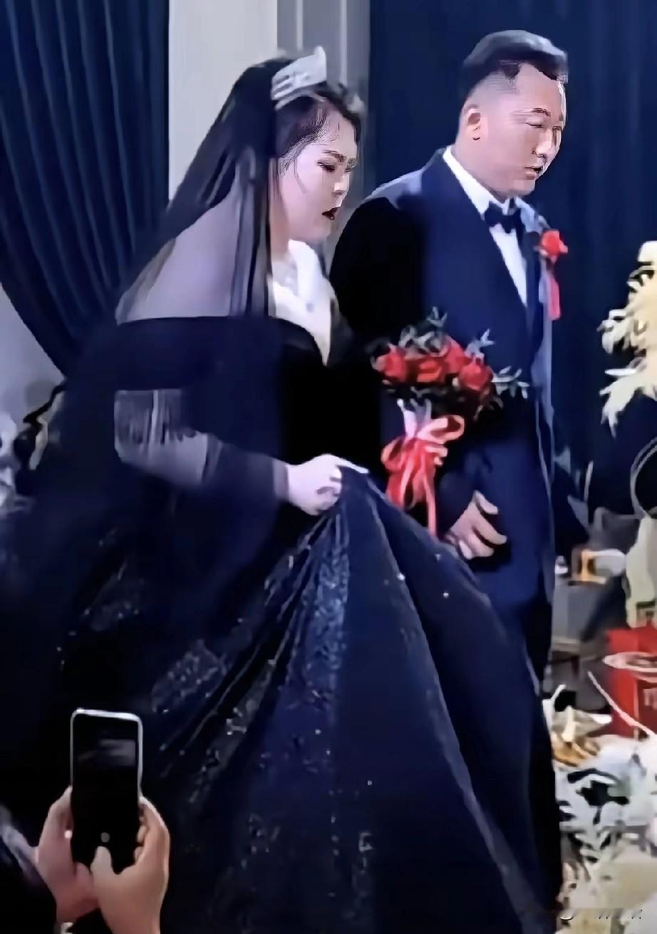 执意在婚礼上穿黑色婚纱的新娘，你敢娶吗？
这新郎心真大，一点儿意见都没有，看表情