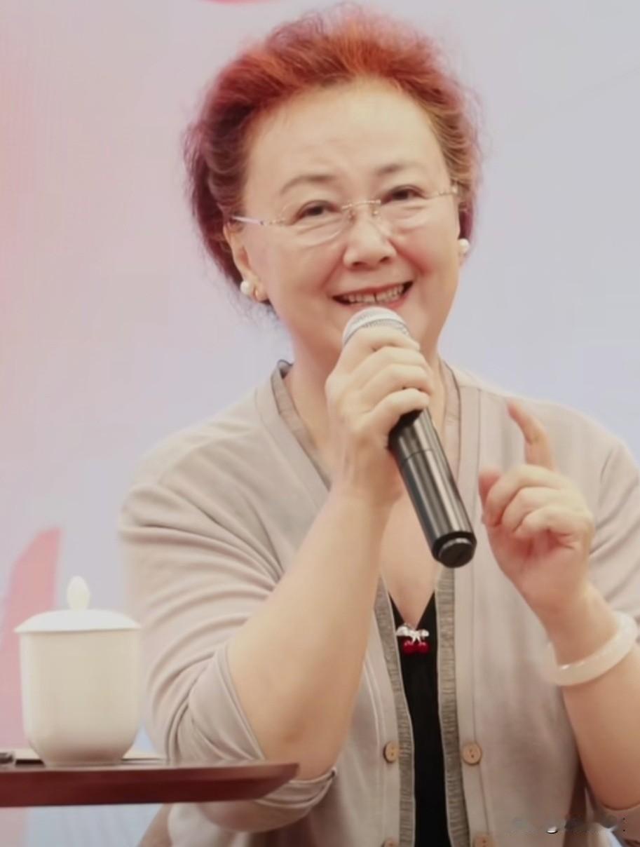 她是电影《笔中情》中的古代佳人“齐文娟”；她是《街上流行红裙子》当代纺织女工“陶