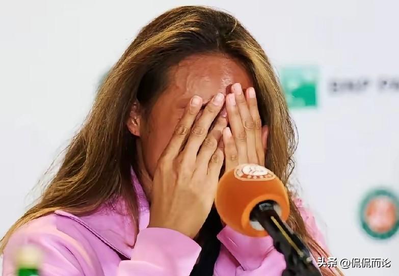 郑钦文赛后落泪，时隔10个月复出，首轮不敌波兰资格赛选手赫瓦林斯卡，排名也跌出前