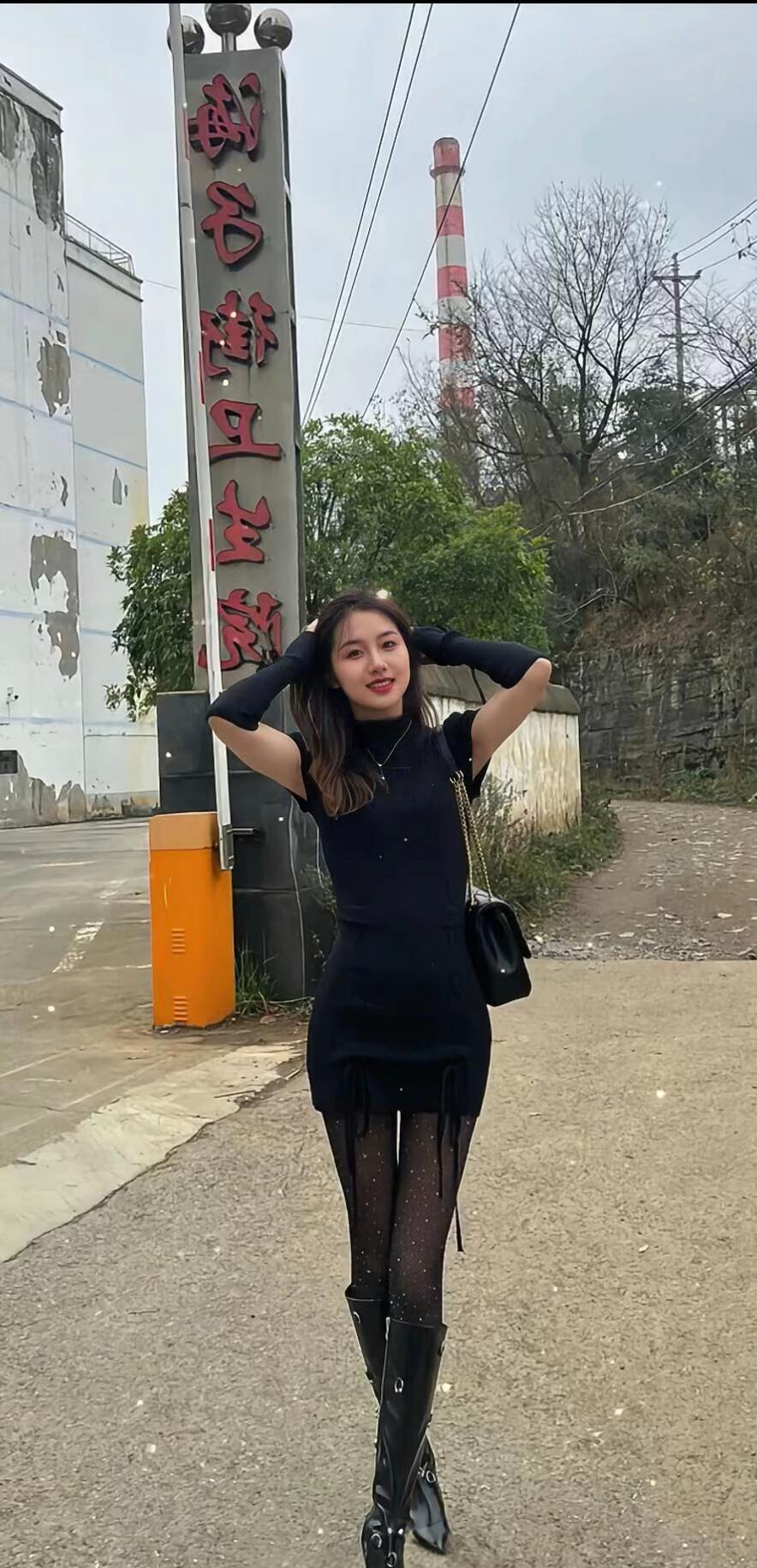 都市街头风，黑色连衣裙搭配高筒靴，自信满满！👗👢