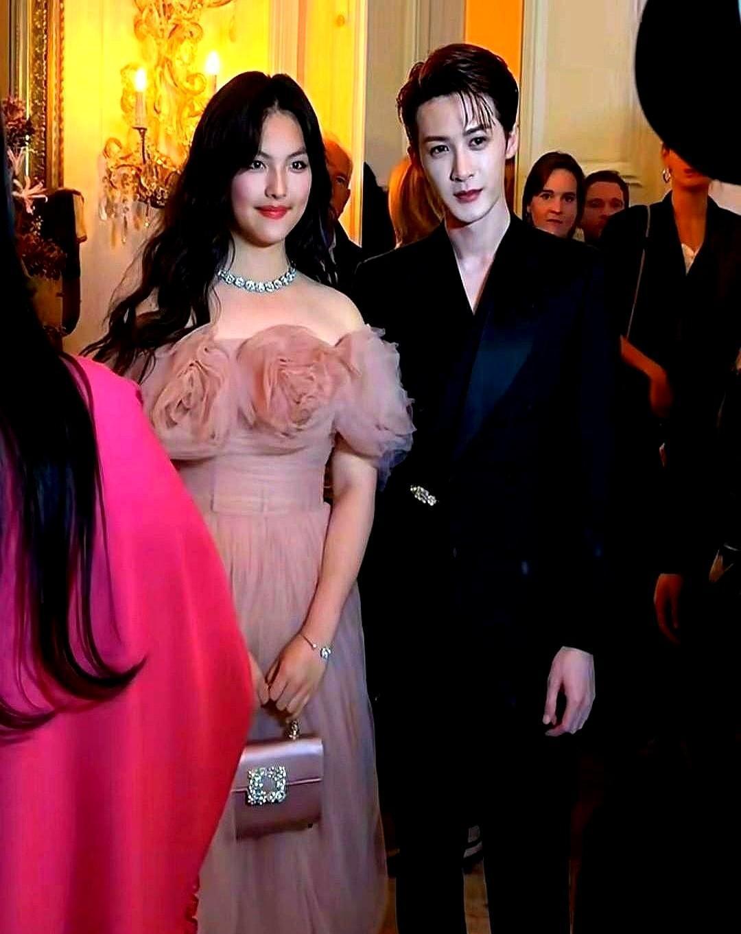 王诗龄上名校，檀健次靠头围火了——可这俩事儿，真能复制？
教育部刚把表演播音专业