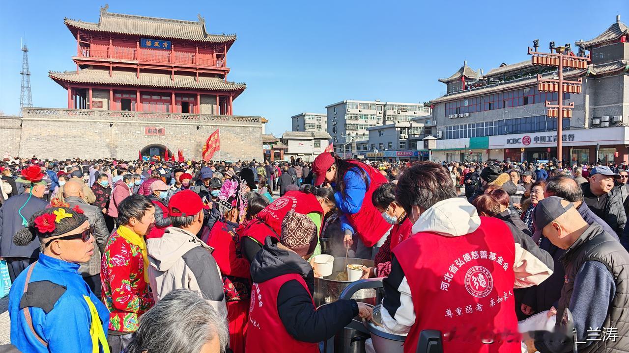 邢台火神庙会：弘德慈善送暖，市民共享温情盛宴
12月7日，邢台市火神庙会热闹非凡