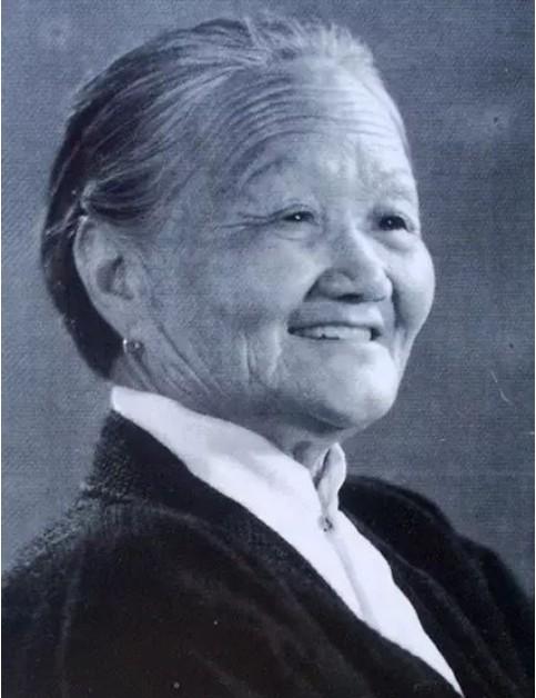1955年，邓颖超腰部扭伤，用了很多办法都不管用，周总理只好请一位女中医来看病，