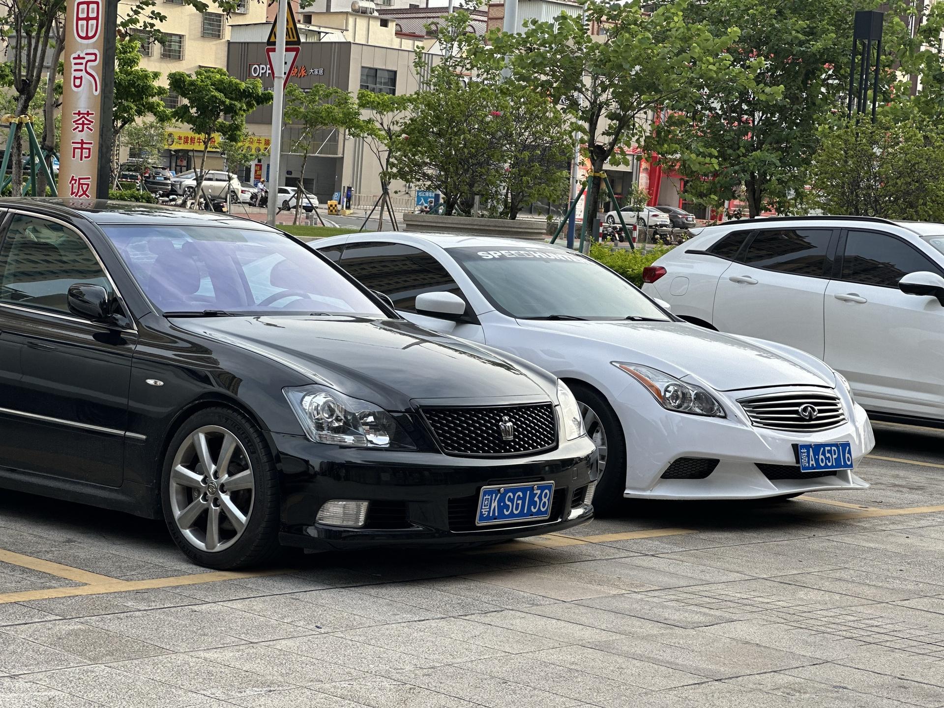 老皇冠和GTR表弟。都是08年的车，都是V6发动机，都是四眼尾灯，一个...
