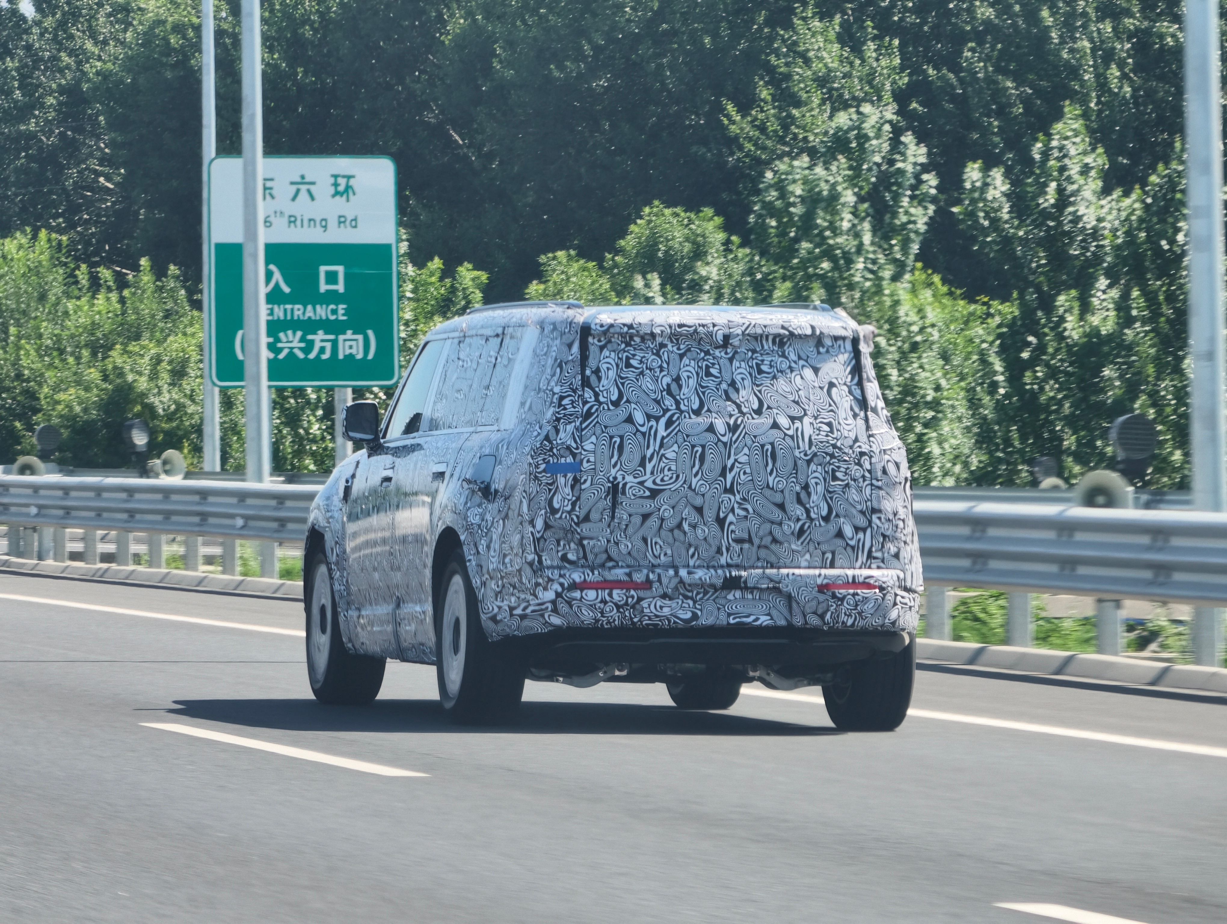 从机场回家路上看到一辆伪装车，感觉应该是享界 G9从我旁边嗖一下过去了，加速好快