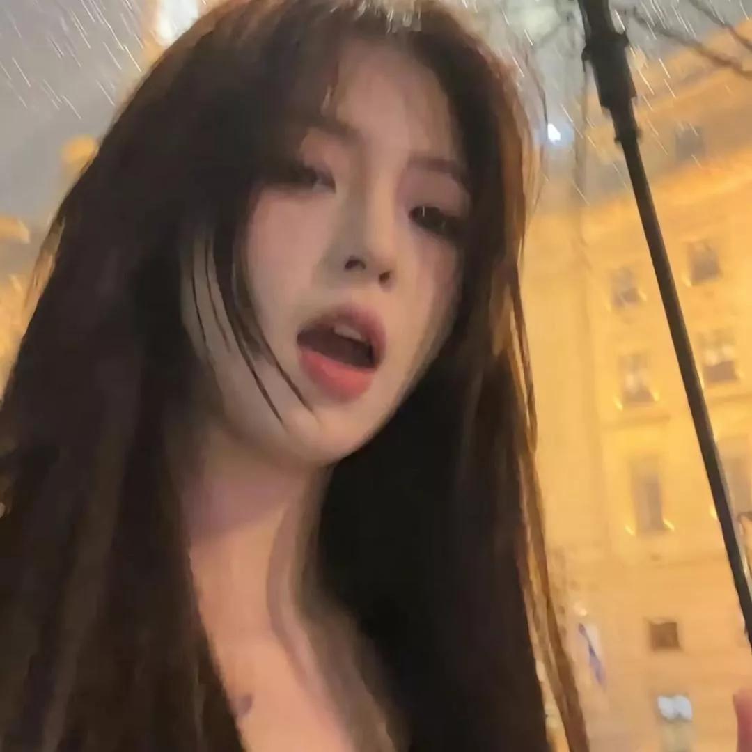 雨中歌一曲，情深似水流。深秋雨中情感 秋雨情深 雨中感悟语 无情雨一直下 雨中的