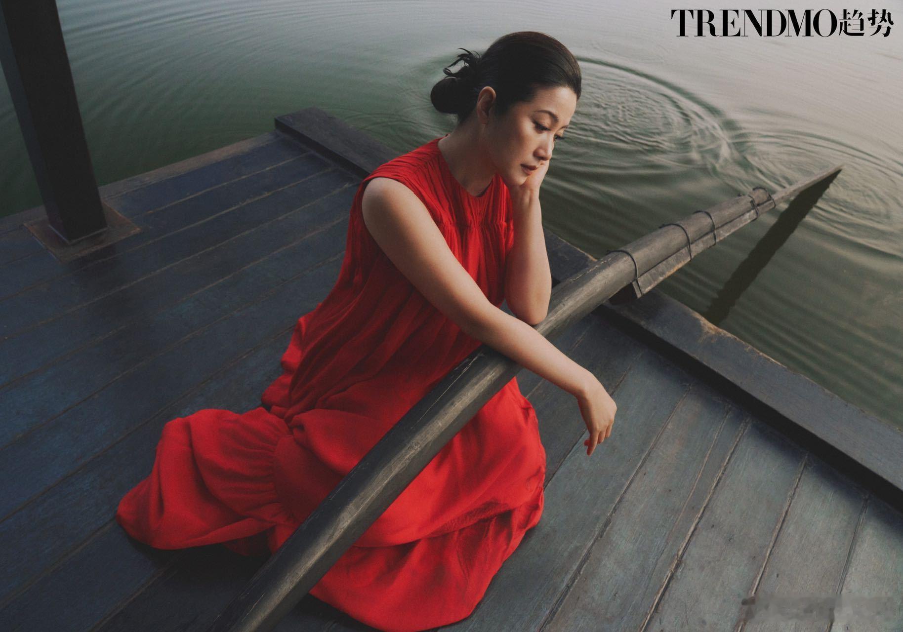 趋势把开年首封留给中年女演员打破年龄偏见！52岁颜丙燕登趋势开年封，珠圆玉润自带