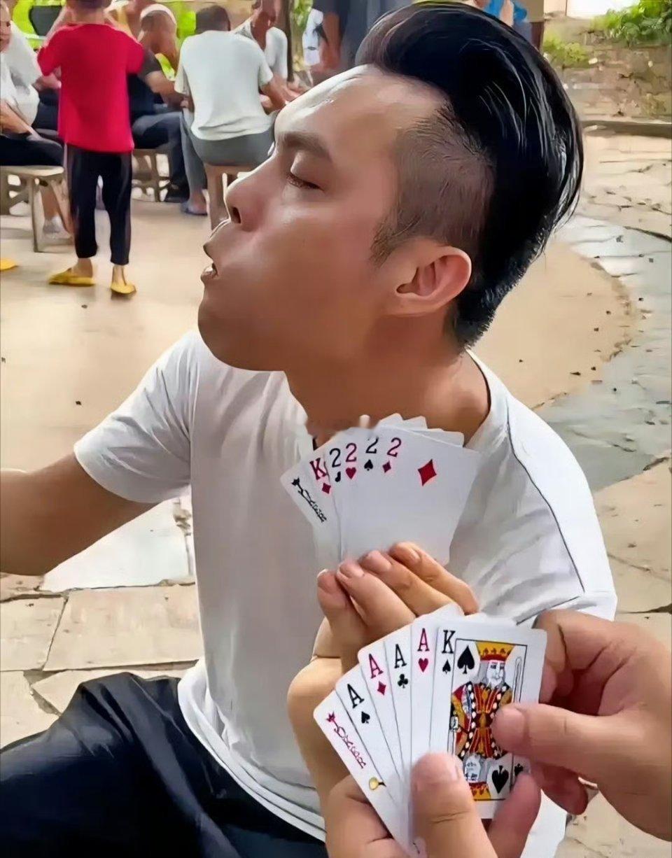 这把牌谁会赢？ 