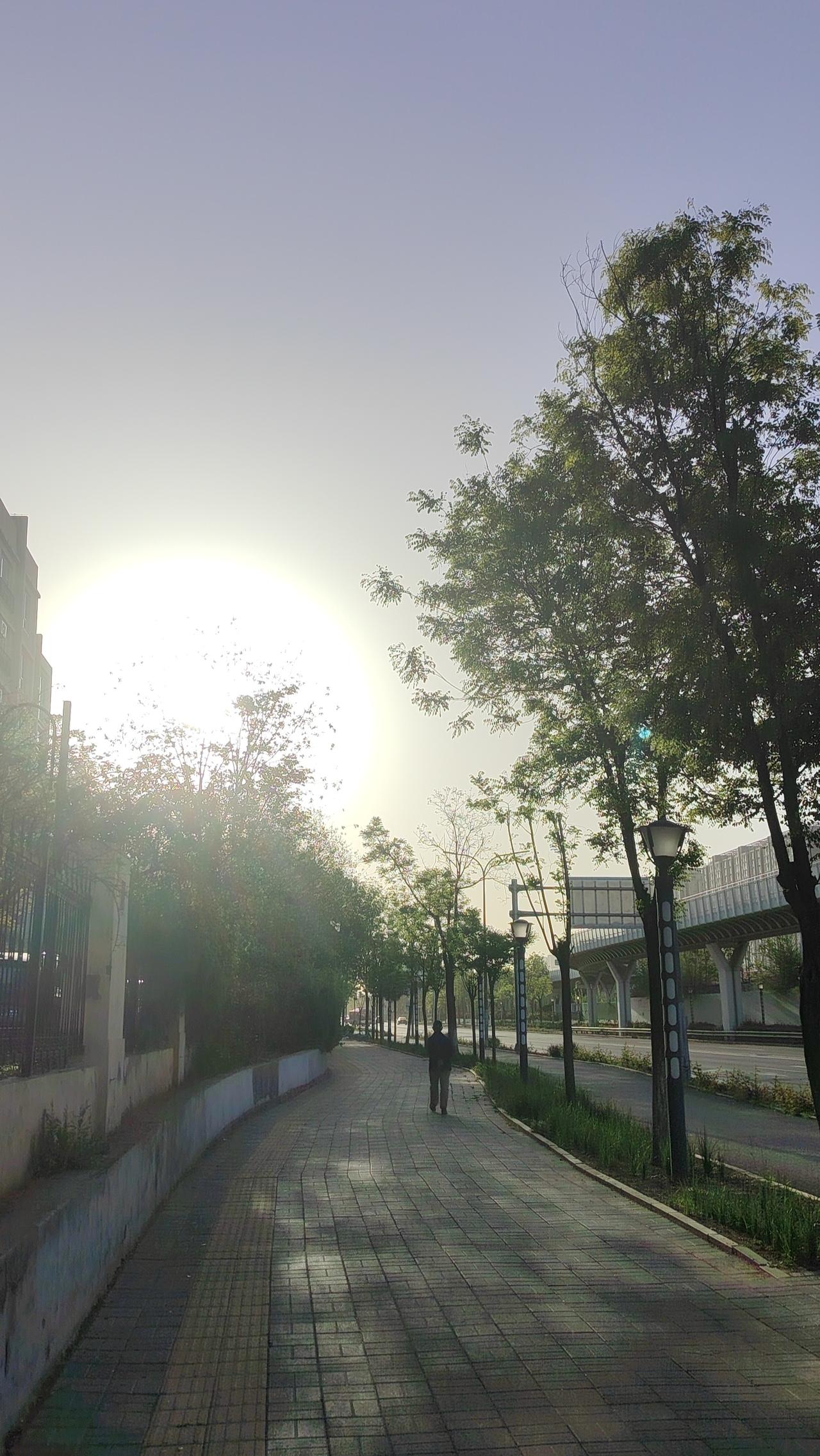 心即理也，境由心造
一位老农在干旱的田地里，没有怨天尤人，而是日复一日地深挖井泉