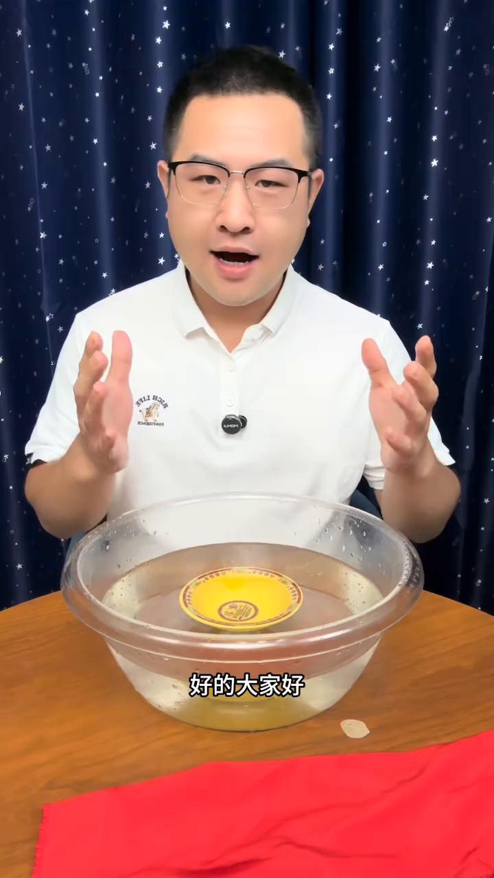 美女表演空碗取水，骗了三年终于学会了，其实原理很简单。
美女这么能喝，再来一碗。