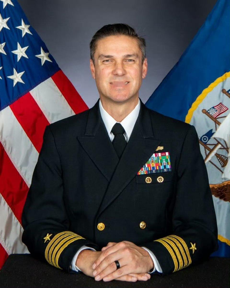 美国海军学院(USNA)学员指挥官吉尔伯特·克拉克上校于本周一被解除职务，校方领