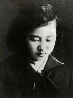 1924年，59岁的养父，对18岁的川岛芳子下手了，面对这个养育了她12年的男人