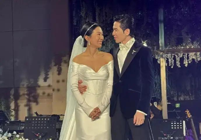 萧敬腾在婚礼上激动落泪 动情告白老婆“林有慧我爱你”10月13日，萧敬腾和妻子林
