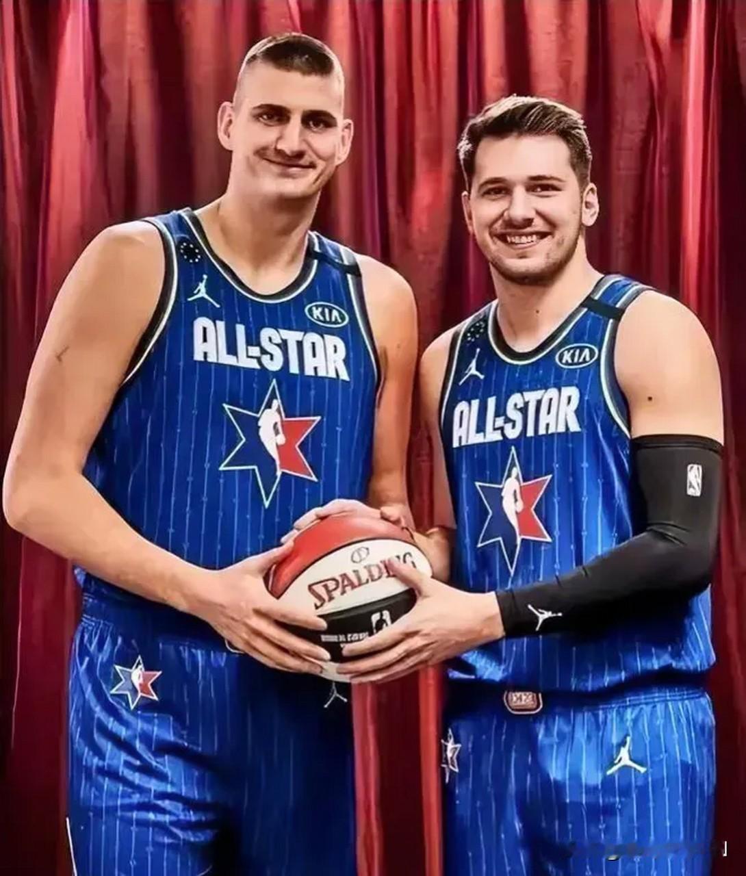 随着NBA26年全明星改制，国际一队大概率是:

中锋，约基奇，塞尔维亚人，场均