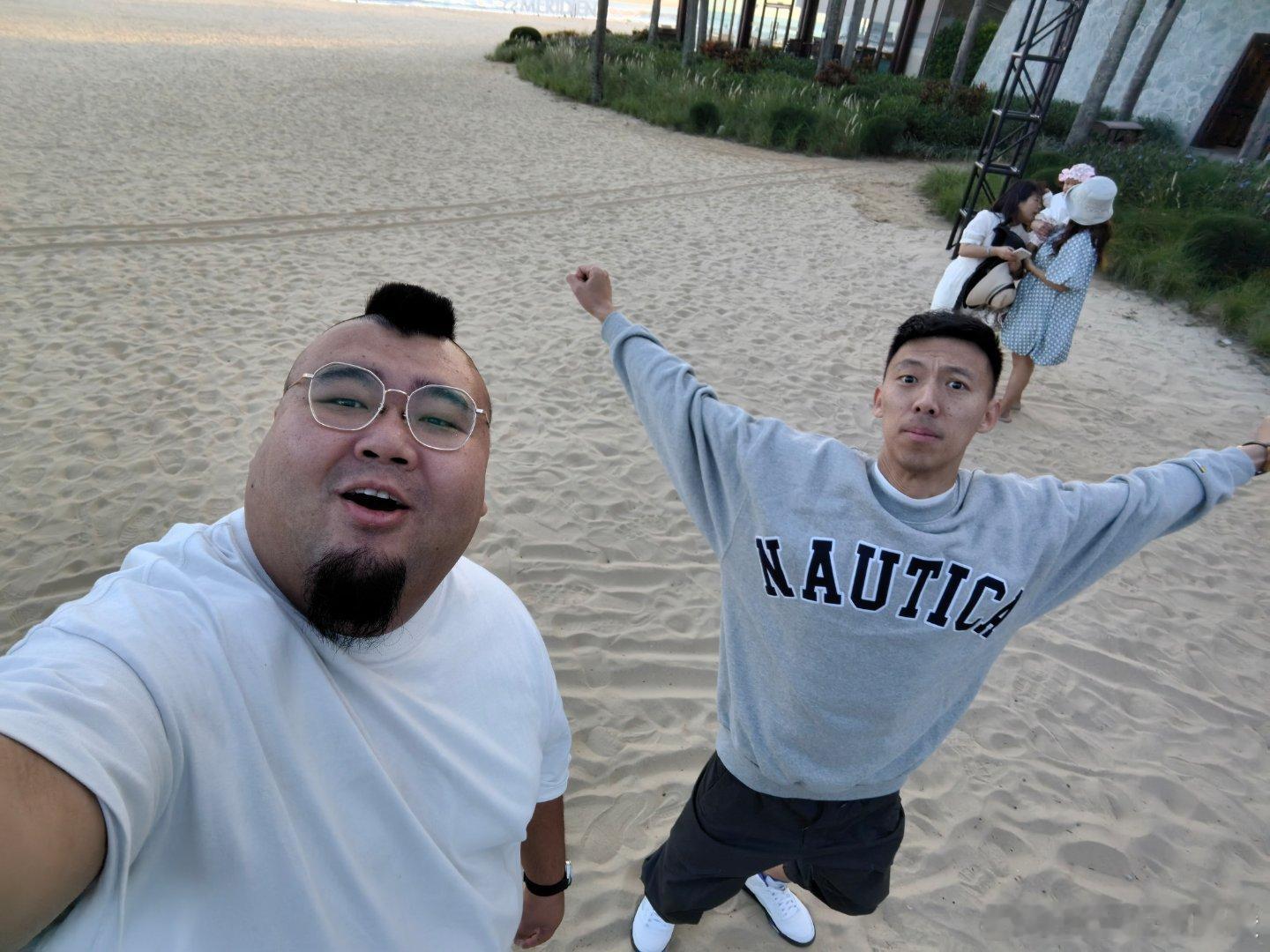 有点度假的氛围了[doge][doge]  昌平汽车团队齐聚沙滩🏖  来拍iC