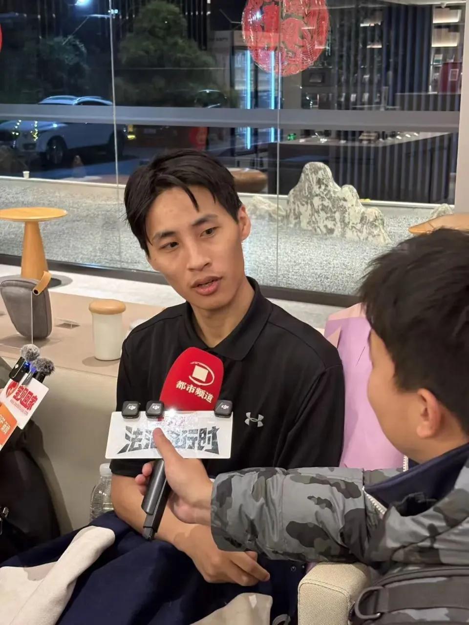 跨越二十五年山海阻隔 寻亲游子终踏归国路
骨肉分离的苦楚最是磨人，跨越重洋的相逢