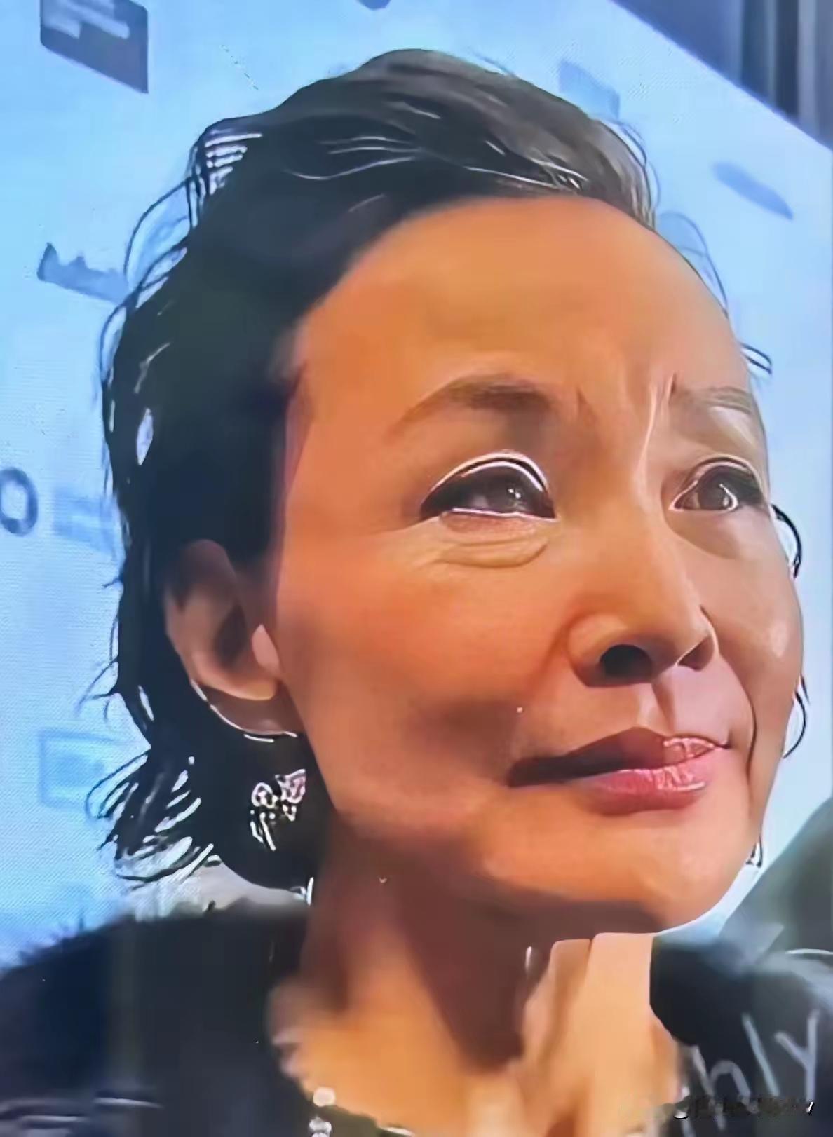 王铎：陈冲正在想什么呢？那种经历的坎坷，让她不忍回望。当然，她也有激情澎湃的时候