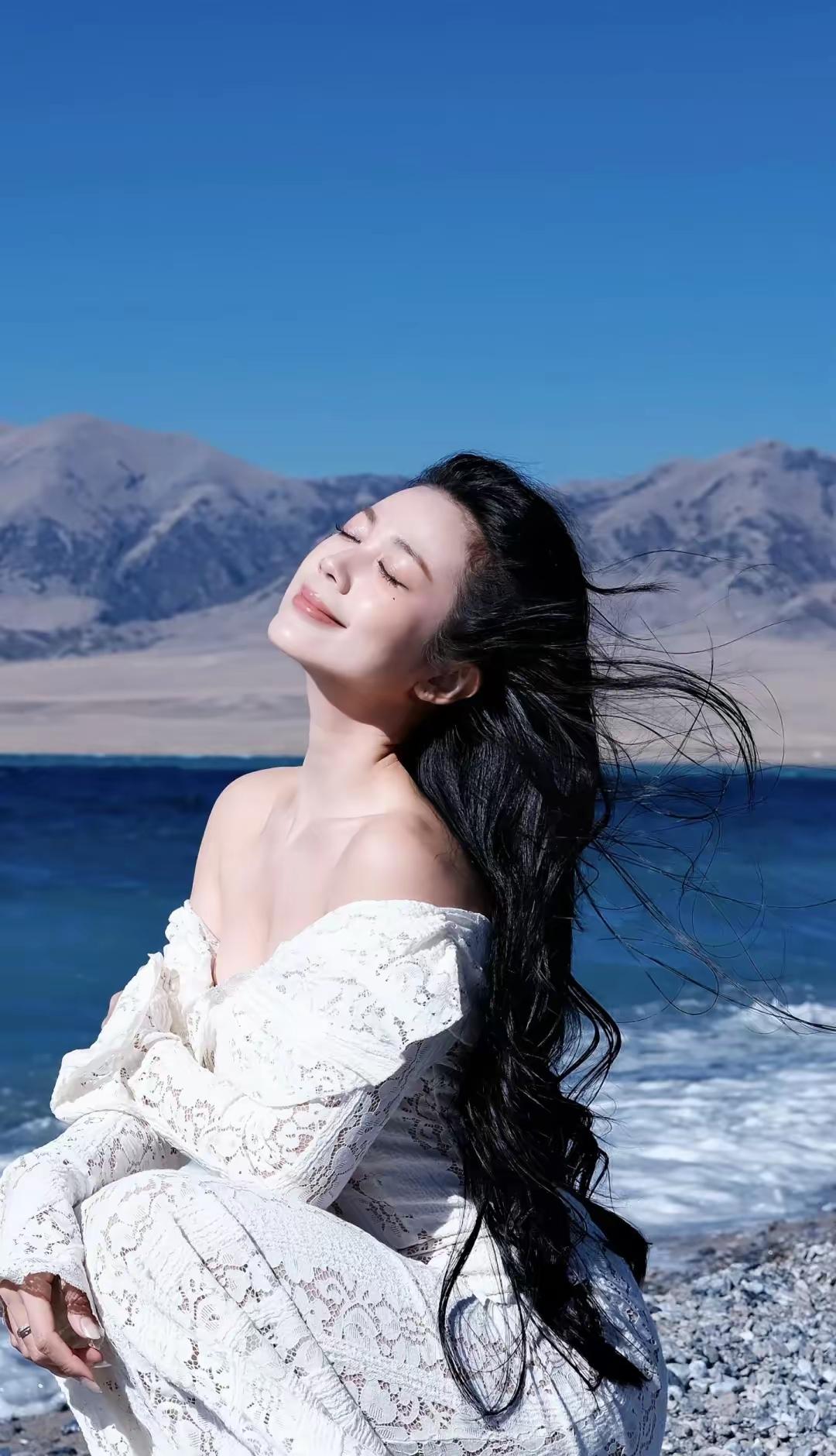 赛里木湖的秋天，漂着沙枣和香梨的甜气，阳光虽然不再炙热，但仍然照得皮肤泛红，干净