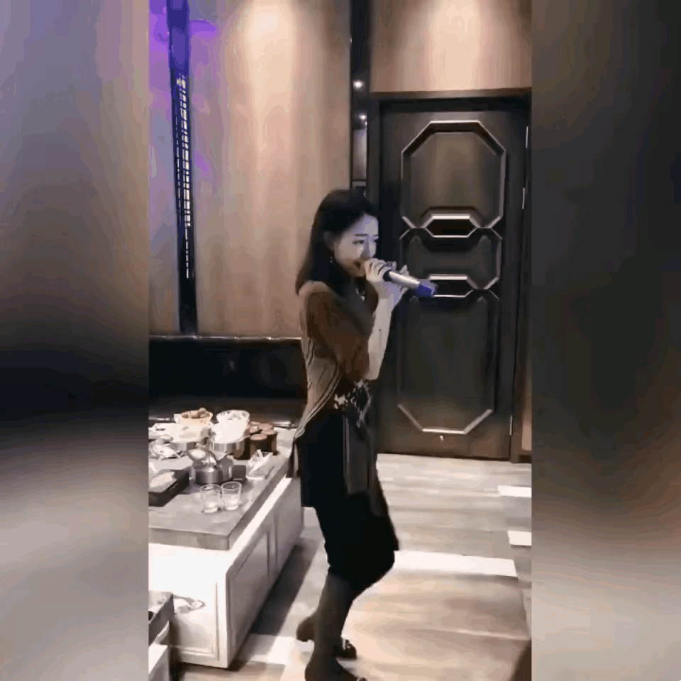 音乐一响，姑娘完全释放