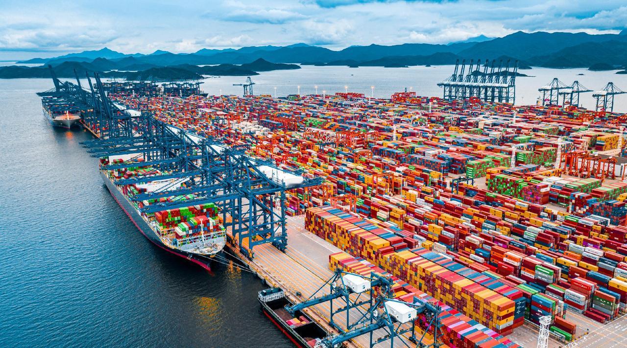 中国贸易顺差破万亿！这个消息让特朗普和整个华盛顿都坐不住了。明明打了这么多年贸易