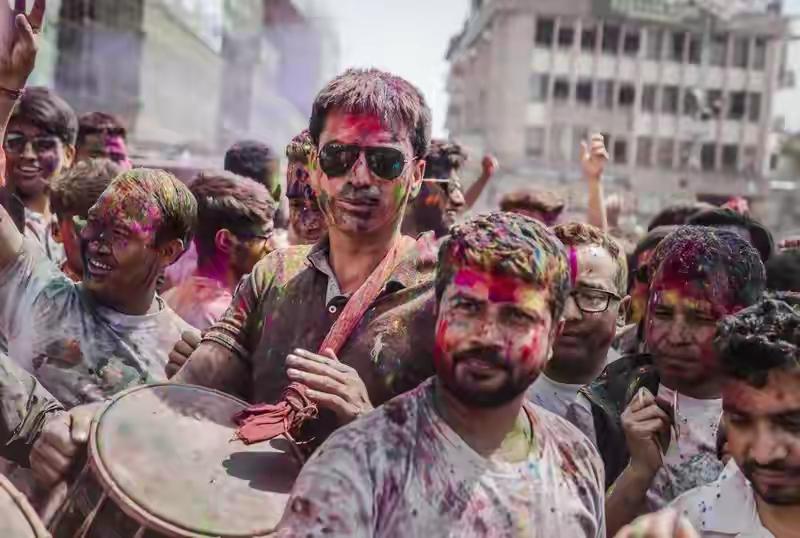 国家出入境管理局应该对印度人关闭国门，看到他们到中国来的所作所为就非常生气。