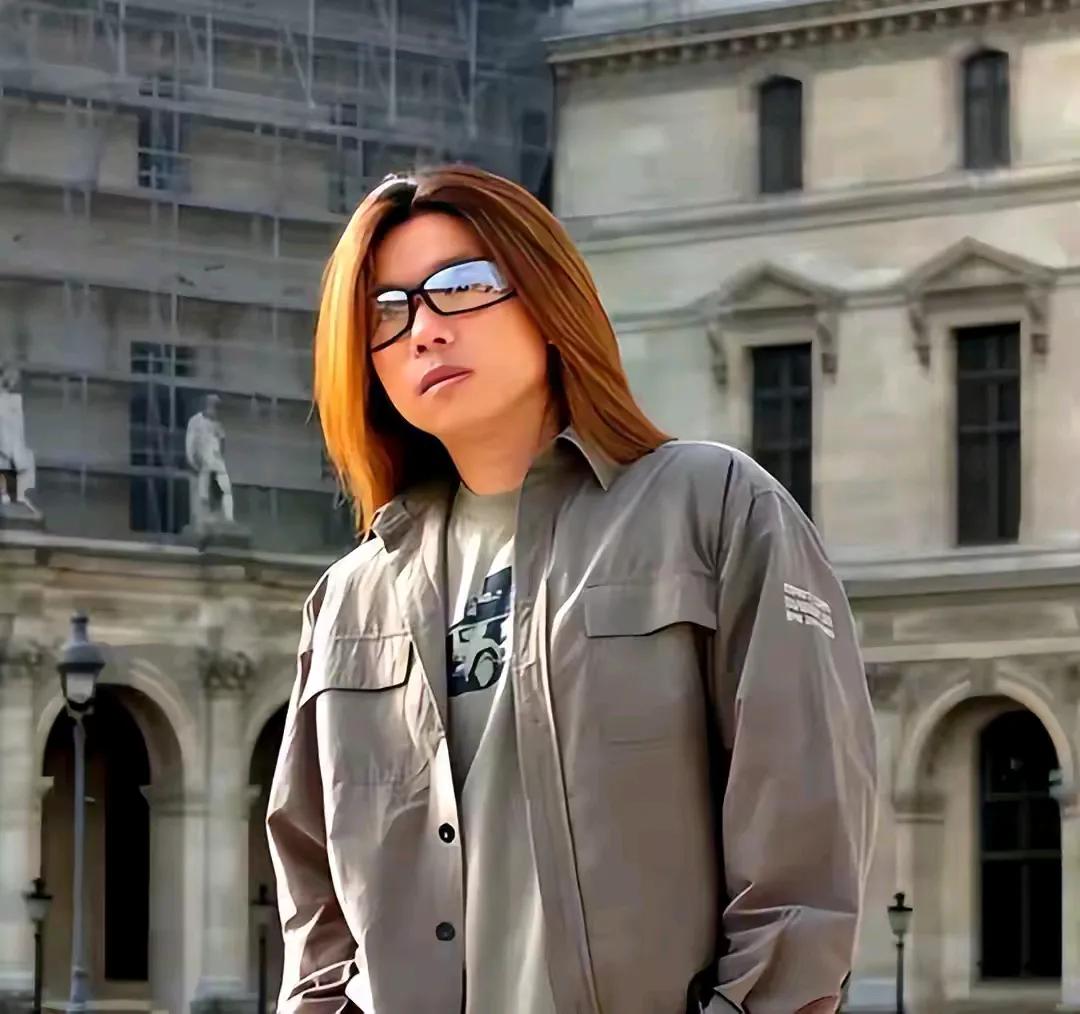 郭峰是一位具有深厚实力和广泛影响力的歌手，凭借一首歌词动人、旋律优美的歌曲走红全