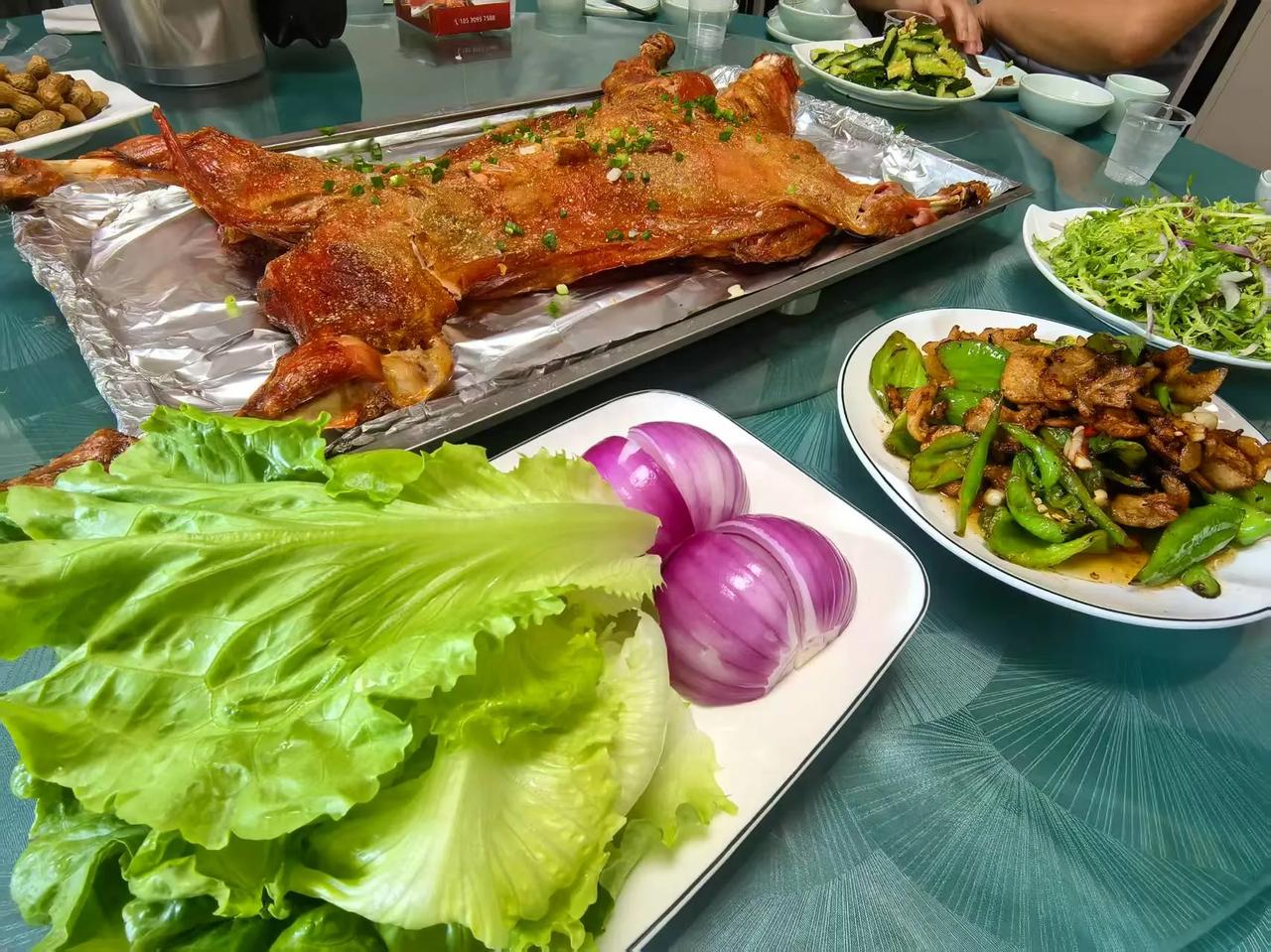 小羊羔烤全羊，看着有些可怜不忍入嘴
原本以为，烤全羊不说有个30-50斤，最起码