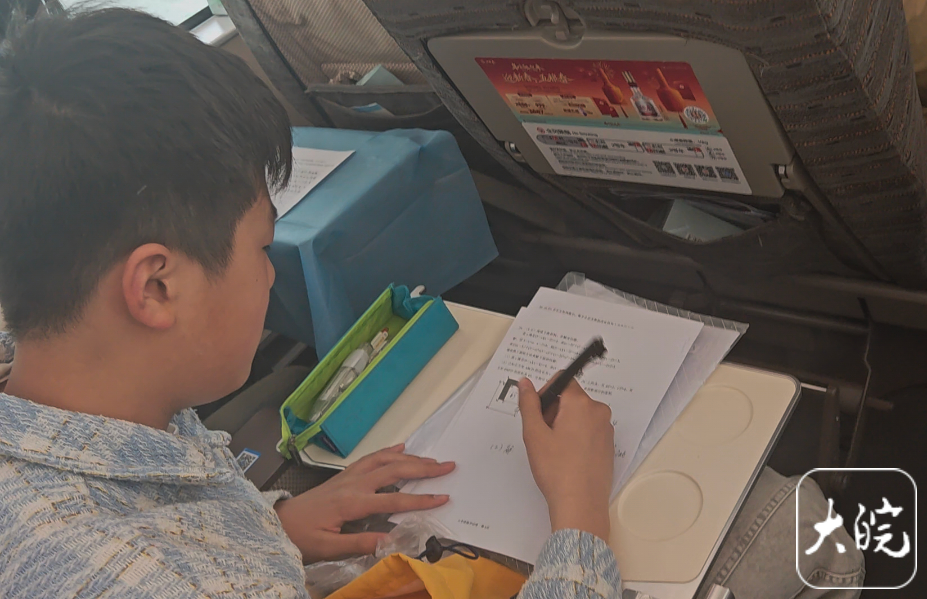 #春假出游也躲不过写作业#【高铁车厢变“教室” ，放春假的娃赶写作业：不想浪费时