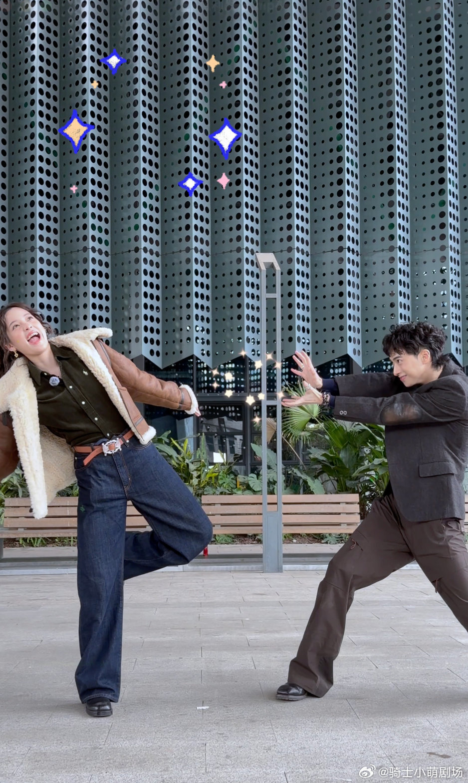 欧阳娜娜恩利在桃花坞合拍了恩利亲和力满满，综艺感鲜活又真实，性格讨喜超会相处，期