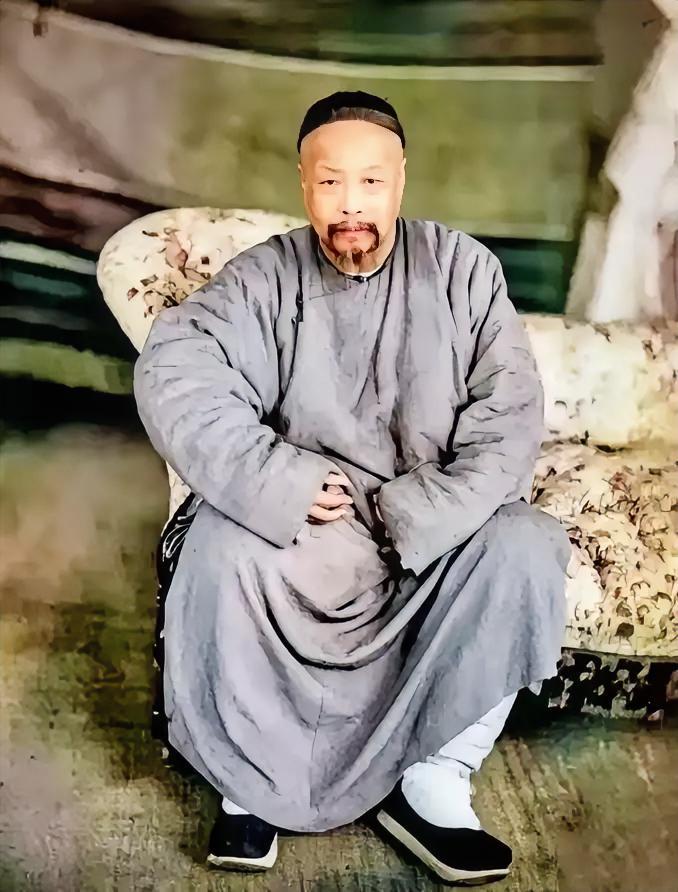 1858年，大清总督叶名琛被英军俘虏，送到印度，关进玻璃房，围观的人笑他像只猴，