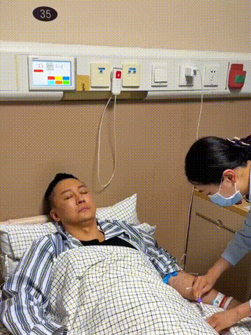 53岁至今单身，
主持人程成生病高烧40度，出现幻觉，
被救护车拉走的时候，
觉