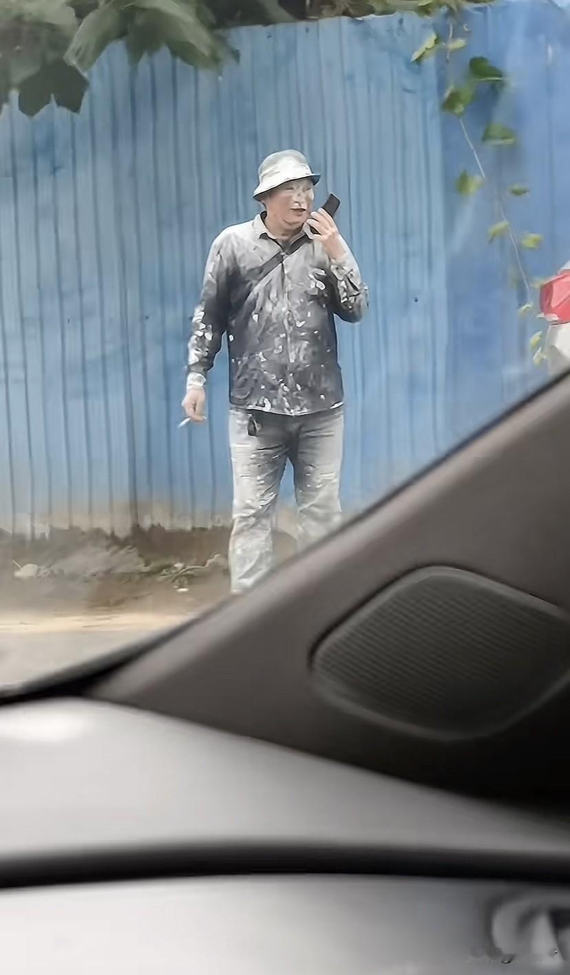 无意间在车上拍到路边打电话的大哥，他一身脏，看着就让人感慨男人真不容易。即便满身
