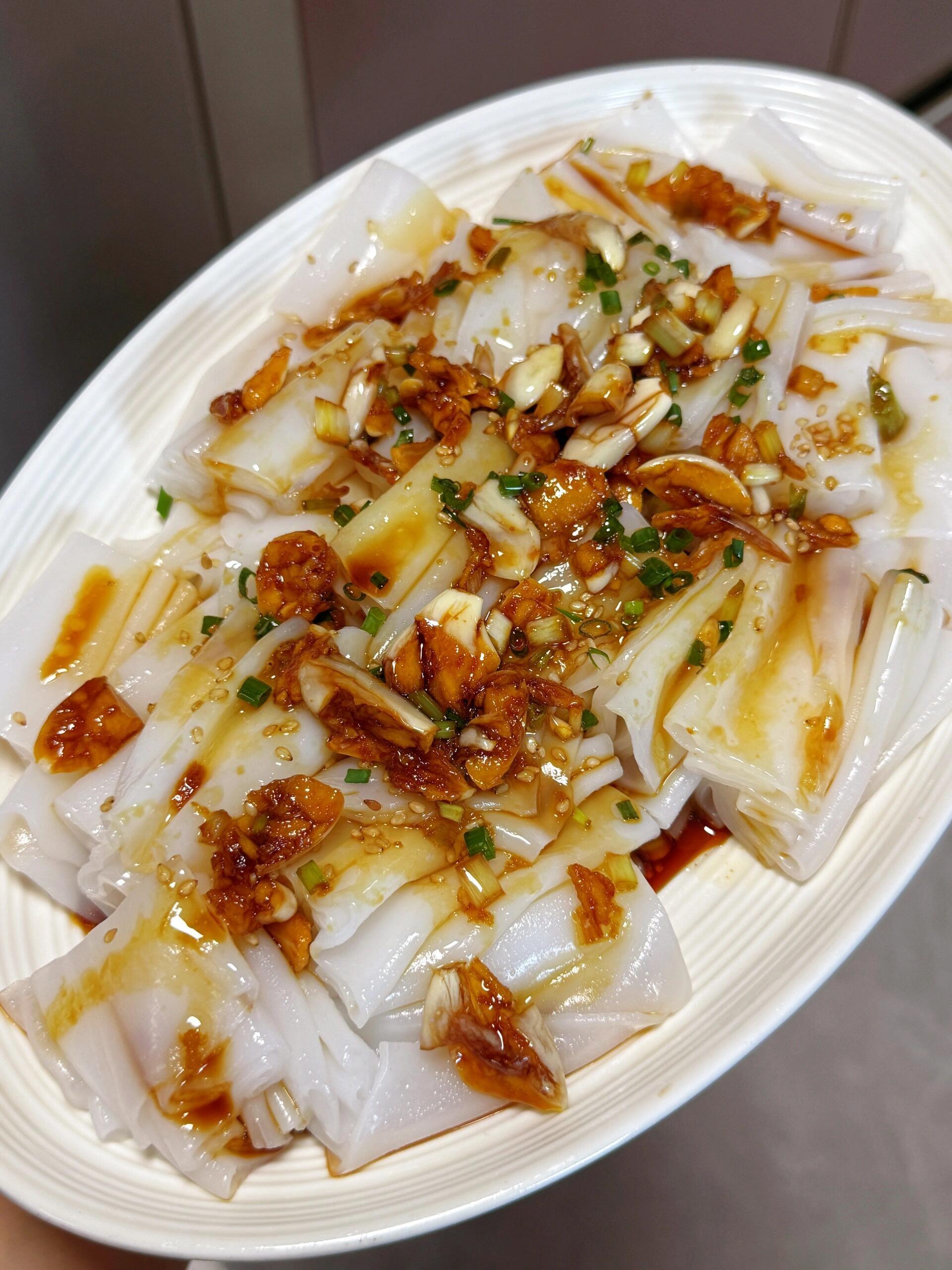 比肉还香的捞粉。比肉还香的捞河粉粉，这是属于广东人的“凉皮